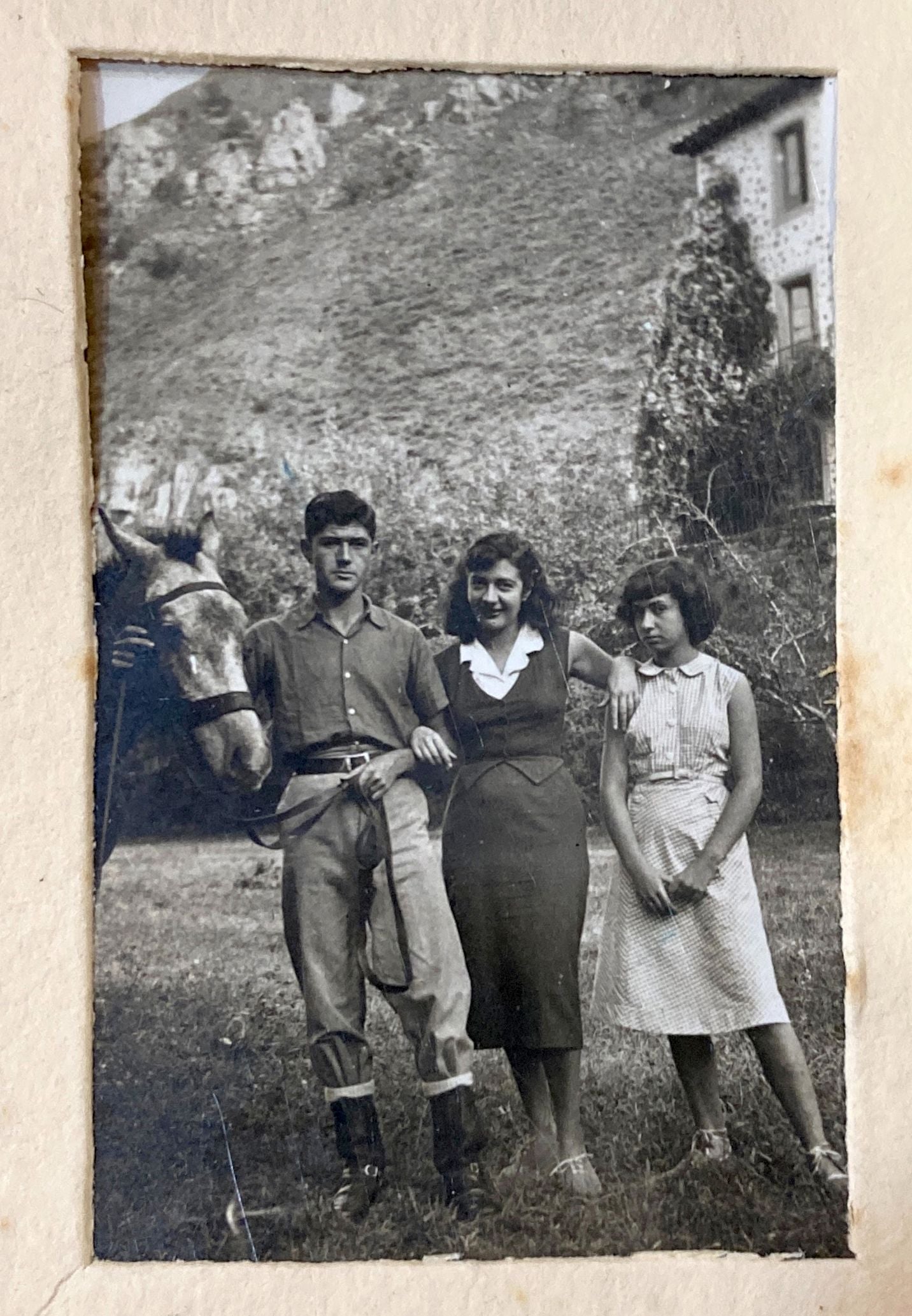 Ana María Matute con sus hermanos José Antonio y María Pilar, en Mansilla de la Sierra.