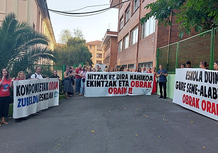 Los progenitores han mostrado su malestar mediante consignas, pitidos y pancartas en la que se podían leer que 'las palabras no son suficientes, queremos acciones y obras ya'.