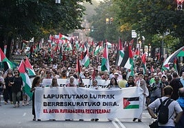 Varios miles de personas recorrieron el centro de Bilbao en protesta por la situación en Gaza.