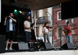 Xara, en la imagen en el concierto de Ermua, se distinguió por su variedad en los temas.