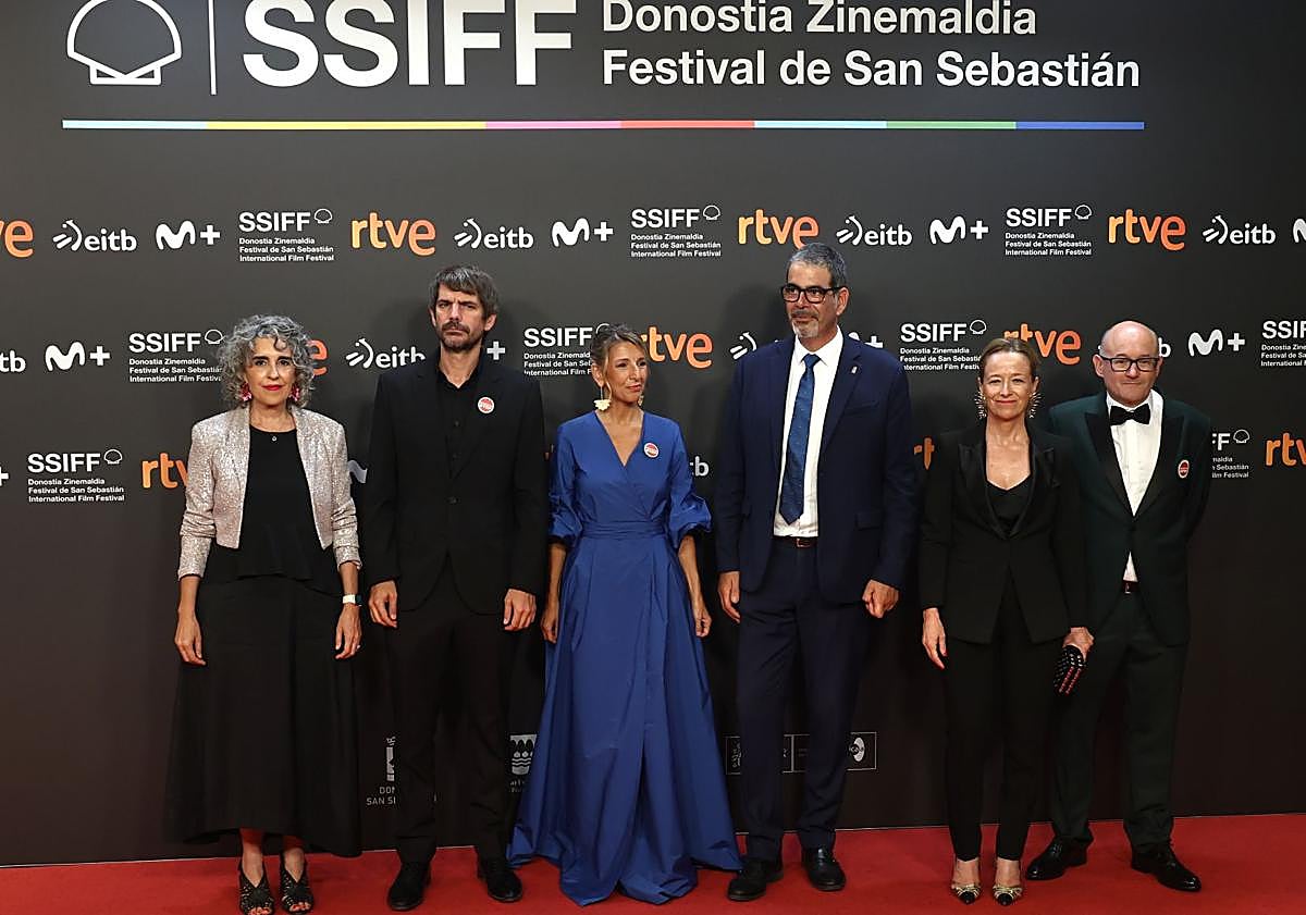 Imagen principal - Vestidos negros y banderas palestinas: un &#039;glamour&#039; solidario