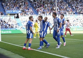 Pablo Ibáñez celebra con Carlos Vicente el gol del empate ante el Atlético de Madrid.