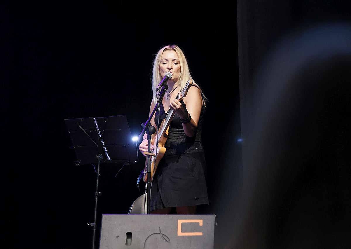 Imagen secundaria 1 - Marian Giménez, que participaba en su segundo encuentro de GenerAcción, se identifica en uno de los dibujos de Sofía Blasco, a su lado. Isabel Ibáñez en plena actuación. Jorge López, entre Garazi Arrizabalaga y Paloma Orte. 