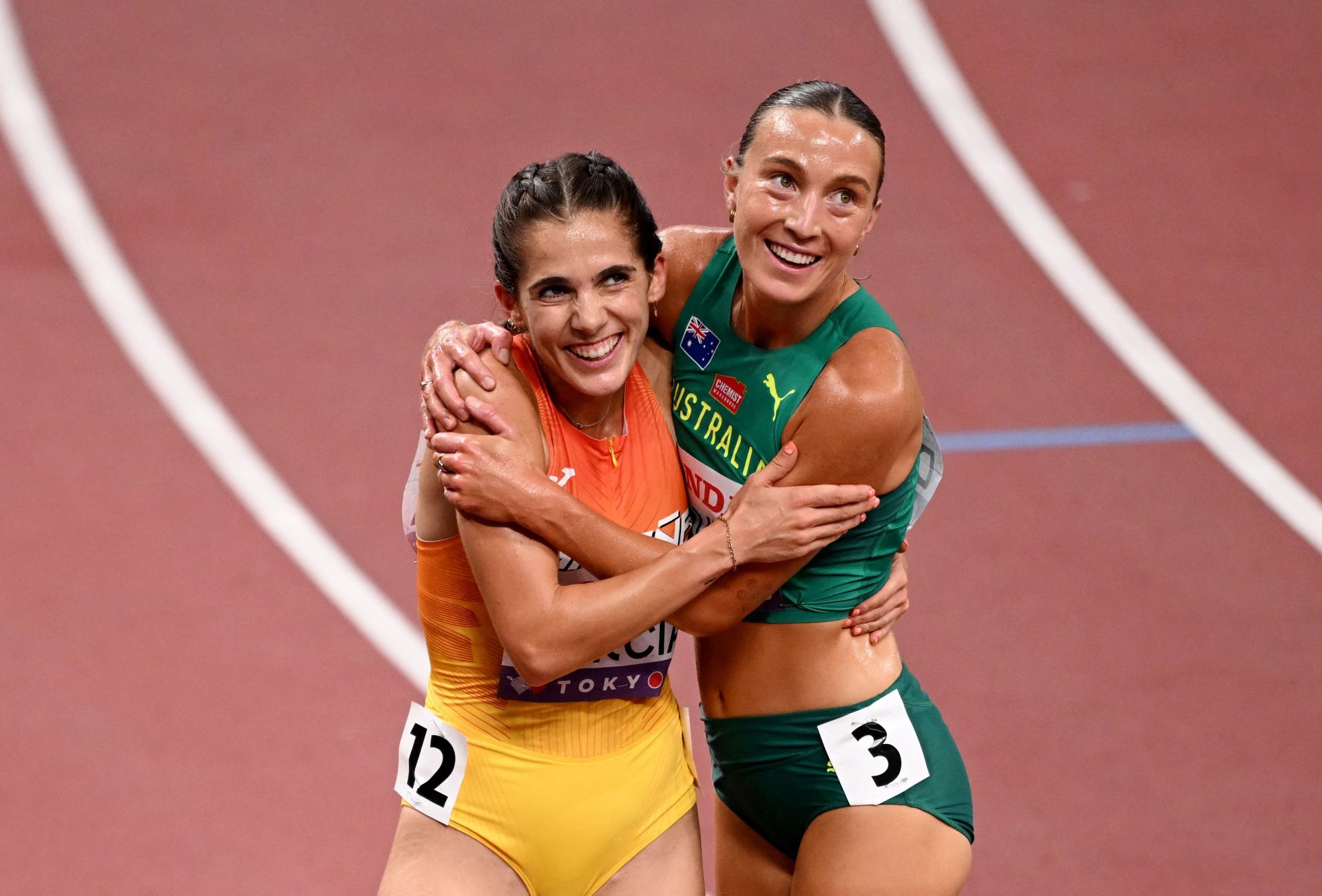 Marta García, a la izquierda, ha peleado con las mejores en el 5.000..