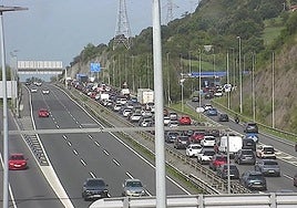 Un motorista resulta herido en un accidente en Zierbena