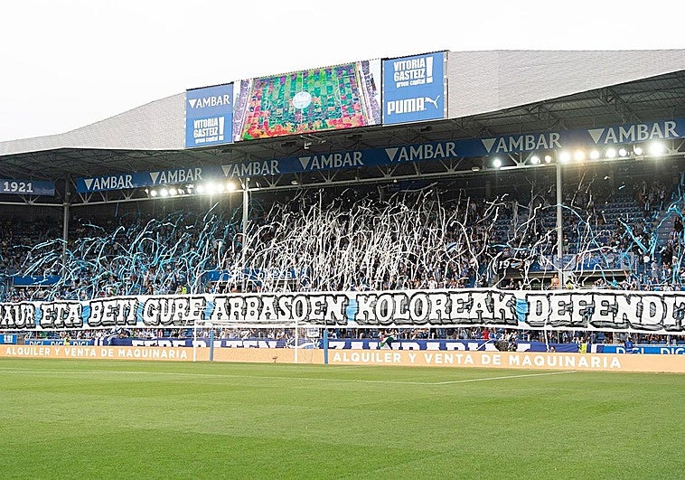 El tifo y la animación de Polideportivo a la salida de los jugadores del Alavés al campo.