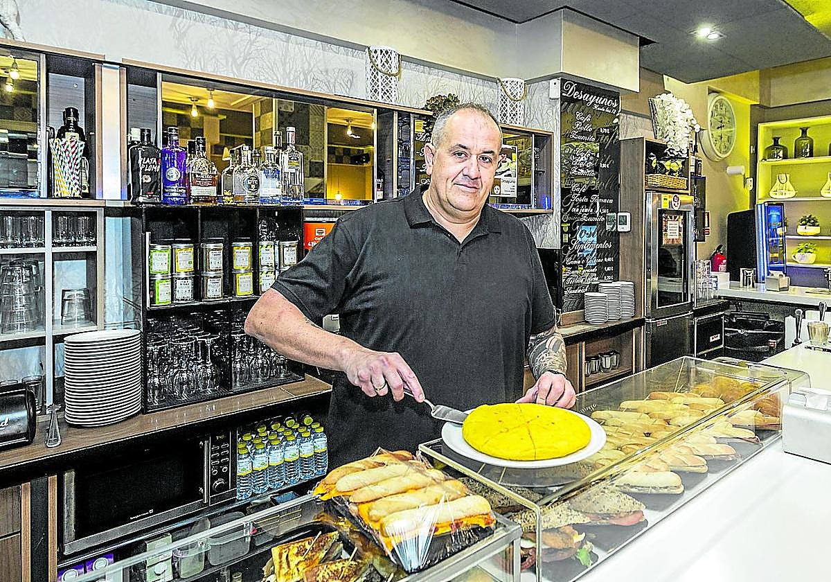David sirve una de las famosas tortillas de La Posada del Duende.
