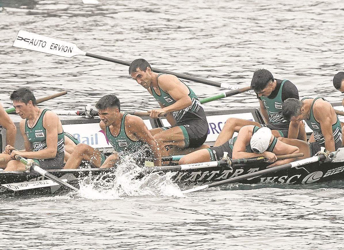 Los remeros de Kaiku destrozados después de acabar lejos de la cabeza en Bermeo.