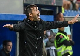 El Chacho Coudet gesticula durante el encuentro.