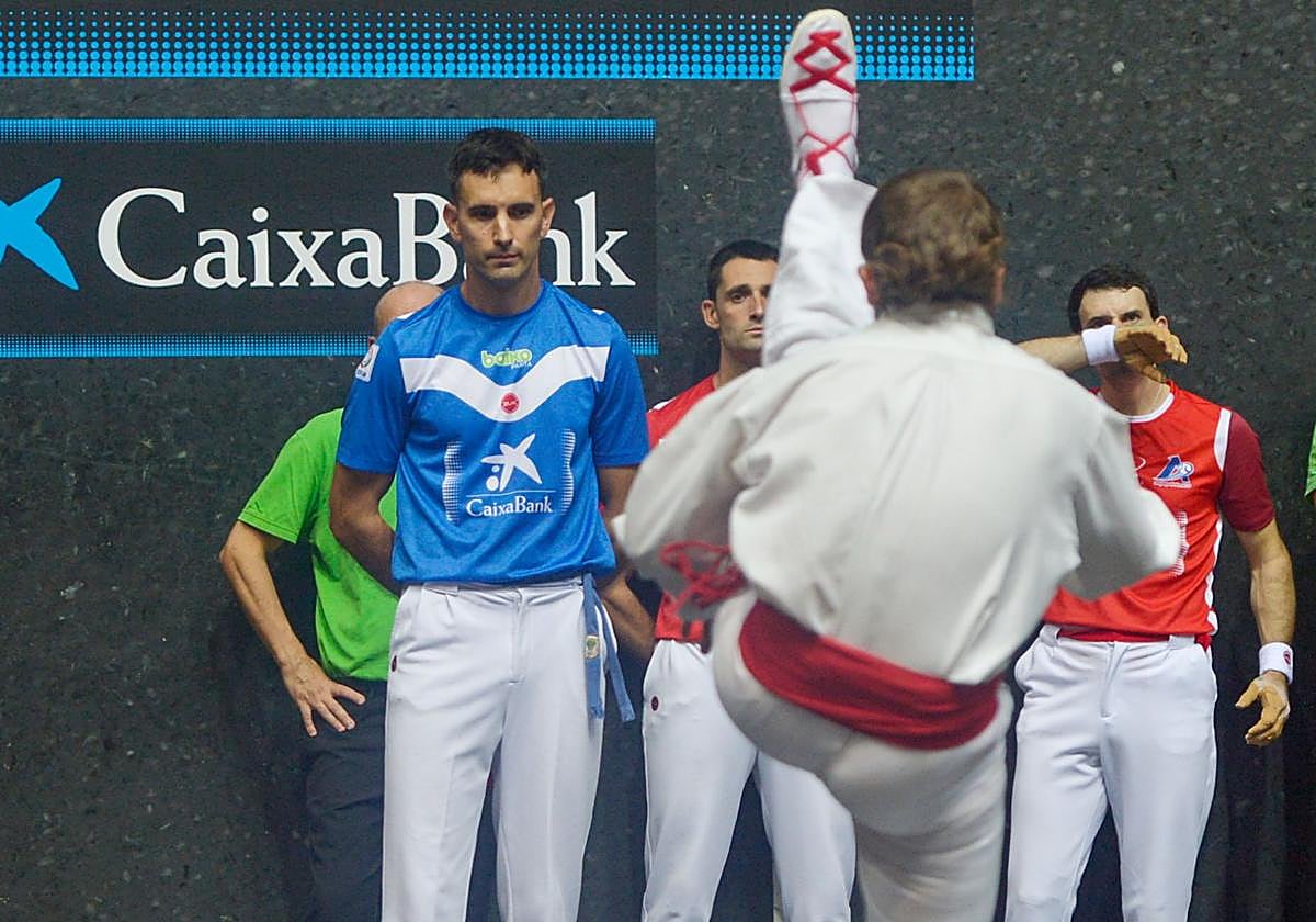Aurresku en honor a Urrutikoetxea antes del partido.