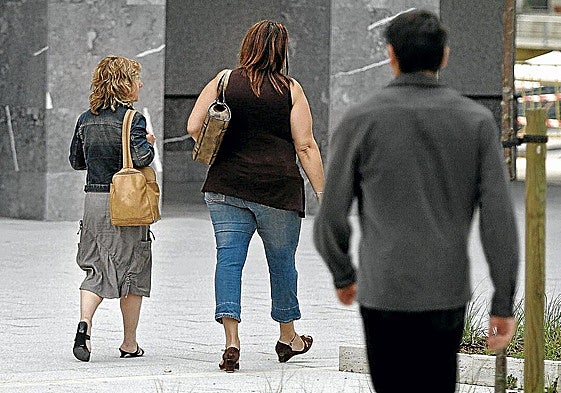 Un escolta protege a una mujer víctima de violencia de género.
