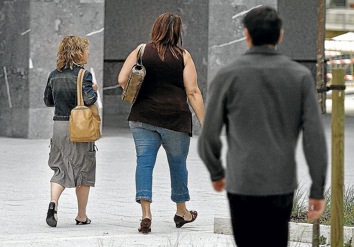 Un escolta protege a una mujer víctima de violencia de género.