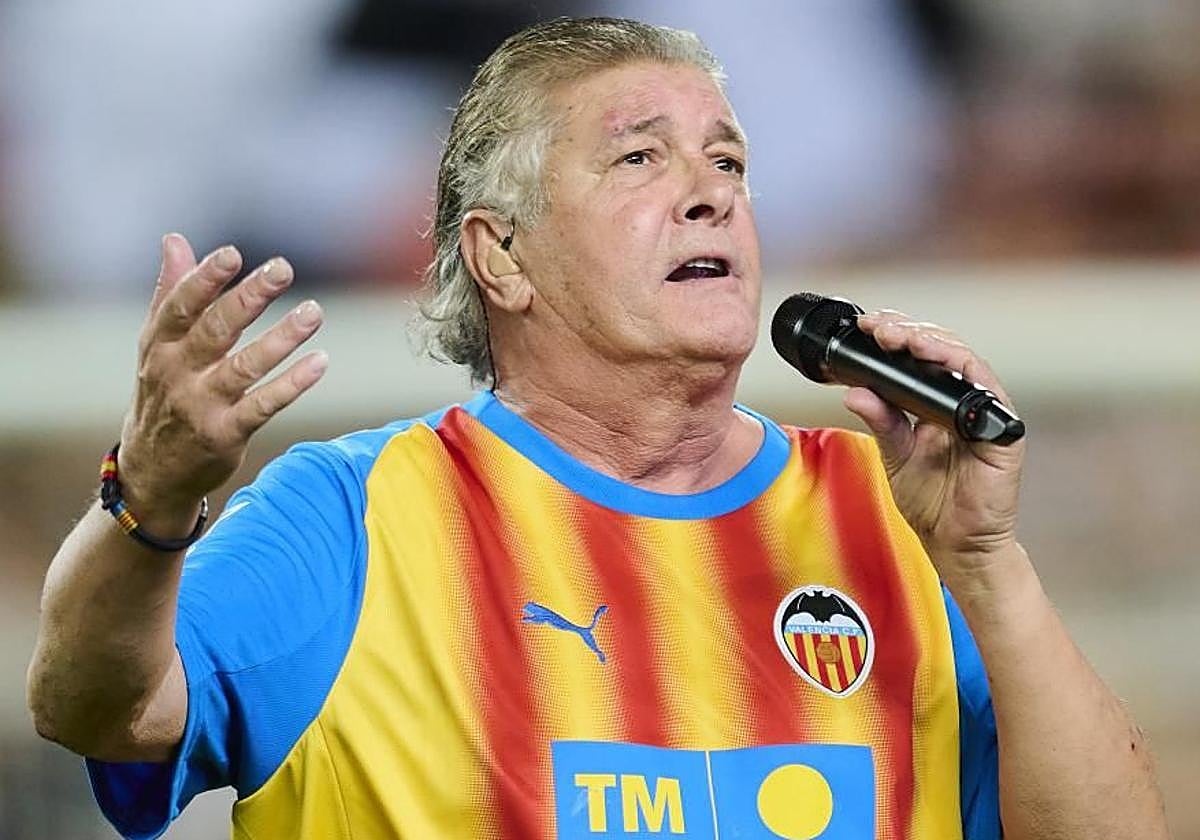 Francisco canta antes del Valencia-Athletic en su segunda actuación tras su ingreso en la UCI