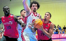 Melwin Pantzar intenta una entrada a canasta en el amistoso frente al Zaragoza.