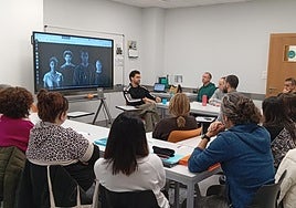 El actor ermuarra Mikel Kaye, cuenta al alumnado del euskaltegi su experiencia en la obra 'Miñan'.