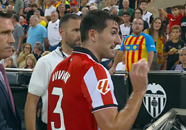 El colegiado expulsa a Vivián tras revisar el VAR la jugada.