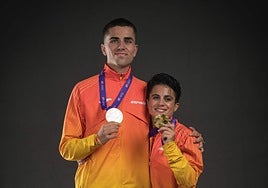 Paul McGrath y María Pérez, con sus medallas de 20 kilómetros marcha.
