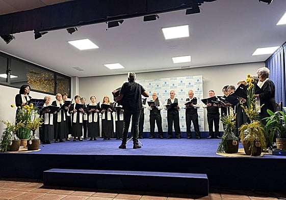 El coro Aturuxo celebró sus 25 años con muestra de su repertorio de canciones en el transcurso de la celebración de los 70 años del Centro Gallego en Vitoria.