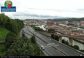 Un herido tras colisionar un coche y una moto en las curvas de Zorroza