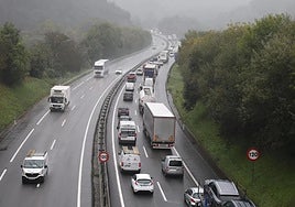 Un accidente en la AP-8 de Irun mantiene cortado el tráfico en sentido Francia