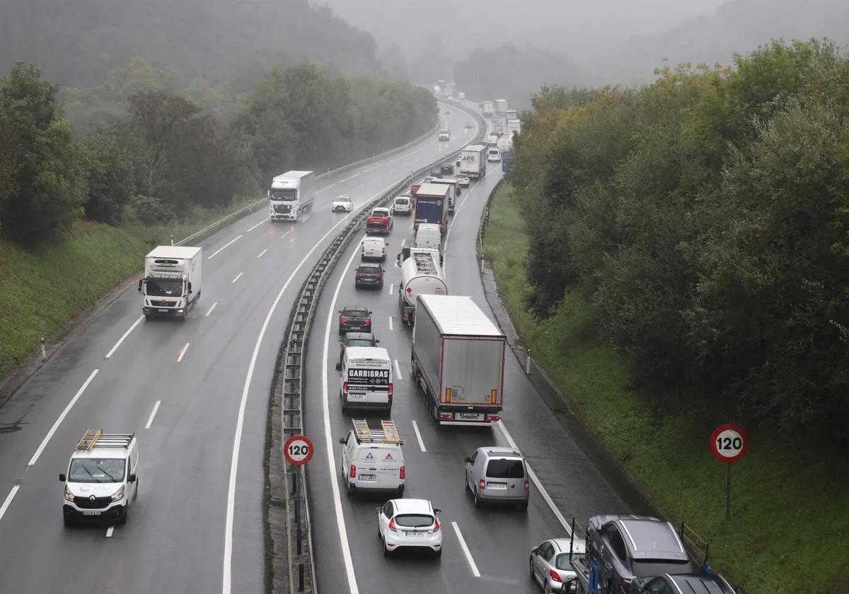 Un accidente en la AP-8 de Irun mantiene cortado el tráfico en sentido Francia