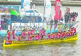 Los remeros de Orio celebran su gran verano tras recibir la Bandera El Corte Inglés y la corona de Liga.