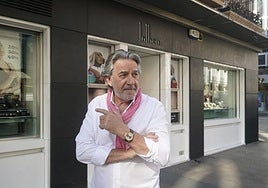 José Luis Bengochea posa frente a su tienda de la esquina entre Dato y General Álava inaugurada en el año 2006.