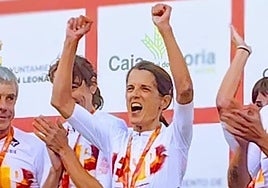 Miren Artaraz, en el centro con los puños en alto.