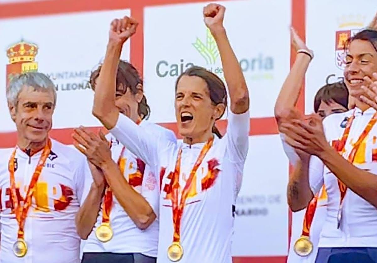 Miren Artaraz, en el centro con los puños en alto.