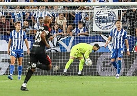 Ibáñez y Garcés se lamentan tras el segundo gol del Sevilla.