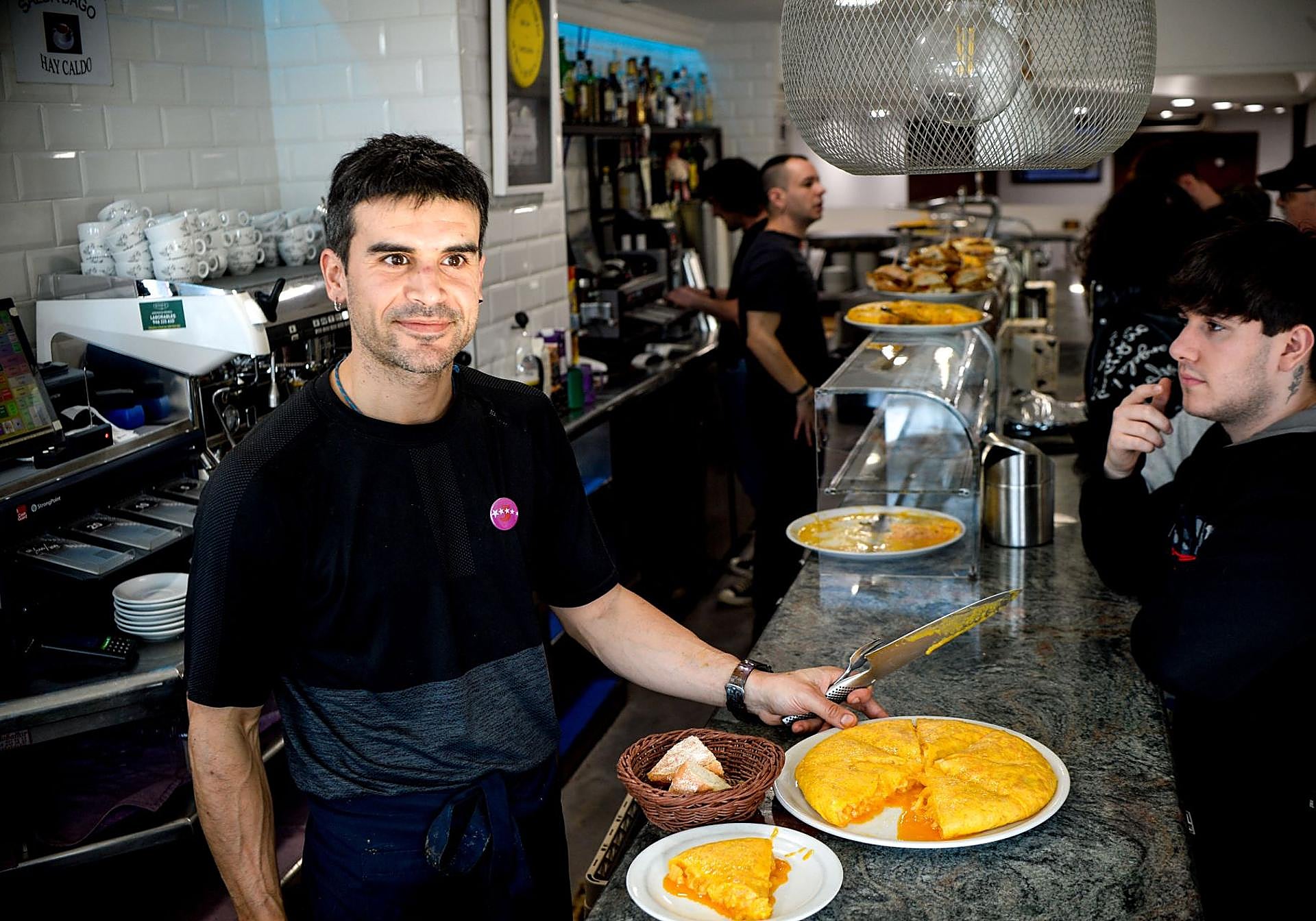 Egoitz López, en la barra del 5 Estrellas.