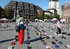 En Estrasburgo, mujeres entre zapatos colocados en la Plaza Kléber, símbolo de los palestinos muertos durante la ofensiva israelí en la Franja de Gaza, como parte de la acción simbólica «Operación Zapatos: ¡Vidas, no solo números!», del Colectivo Palestina 67.