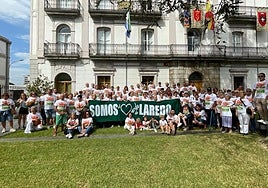 Protesta vecinal frente al Ayuntamiento de Laredo con las camisetas 'No al PSIR'.