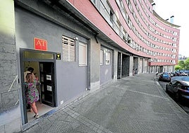 Varios turistas acceden a las inmediaciones de uno de los pisos turísticos ubicados en los bajos de una promoción protegida en Santutxu.