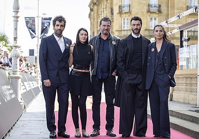 El director Julio Medem (c) posa junto a los actores Javier Rey (2d), Loreto Mauleón (d), Tamar Novas (i) y Ana Rujas (2i) en la alfombra roja del Zinemaldia.