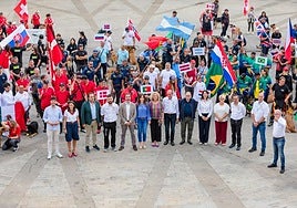 Algunos de los participantes en el Mundial de Perros de Utilidad posan en el centro de Vitoria.