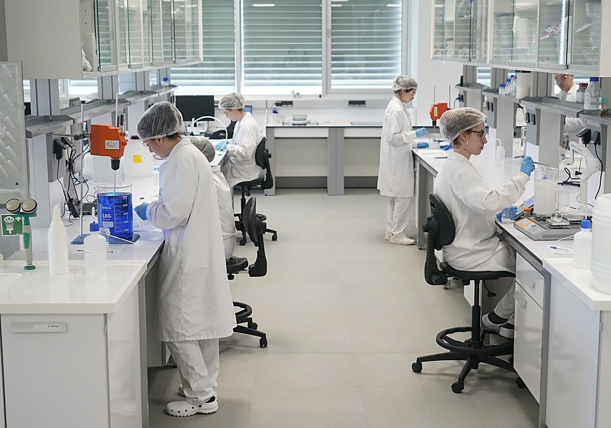 Trabajadores en las instalaciones de i+Med, en el parque tecnológico de Álava.