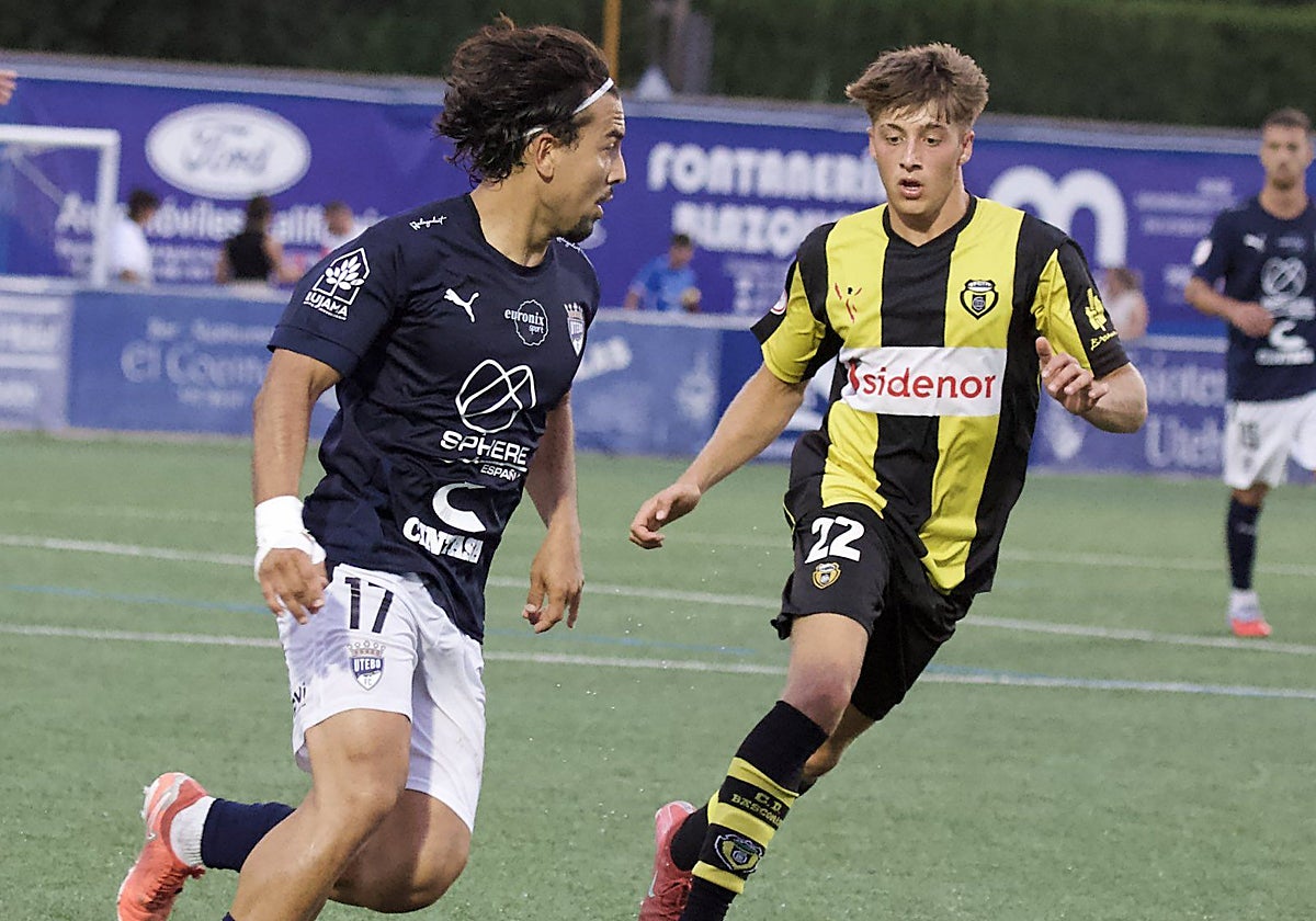 Diego Fernández persigue a un jugador del Utebo en la primera jornada de liga.