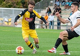 Andoni Pérez conduce un balón en el último partido ante el San Ignacio.