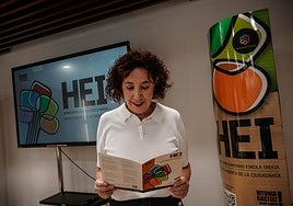 Miren Fernández de Landa, concejala de Gobierno abierto y Centros cívicos en la nueva sede de HEI en la Casa de Asociaciones Simone de Beauvoir