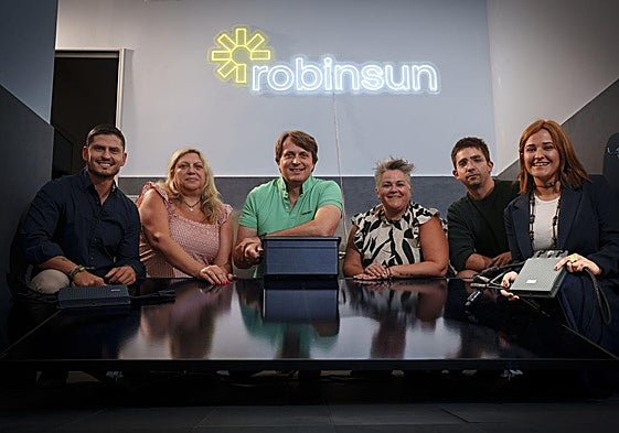 Boris Hageney, fundador de Robinsun, posa junto a su equipo con uno de modelos de panel que comercializa la 'startup'.