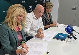 El acuerdo ha sido firmado por el alcalde de Leioa, Iban Rodríguez Etxebarria, y Estitxu GaraiArtetxe, la vicerrectora del Campus de Bizkaia y Comunicación