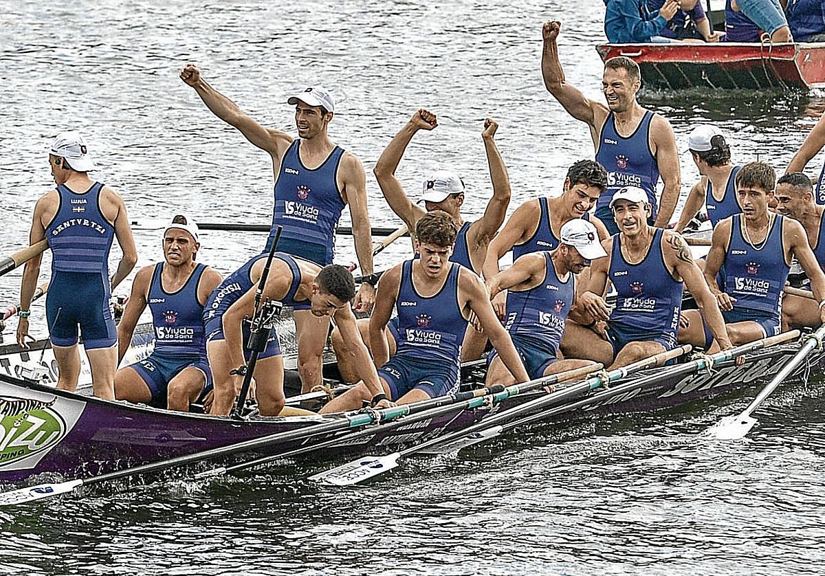os remeros de Santurtzi celebran el ascenso tras imponerse también en la segunda jornada del play-off en Portugalete.