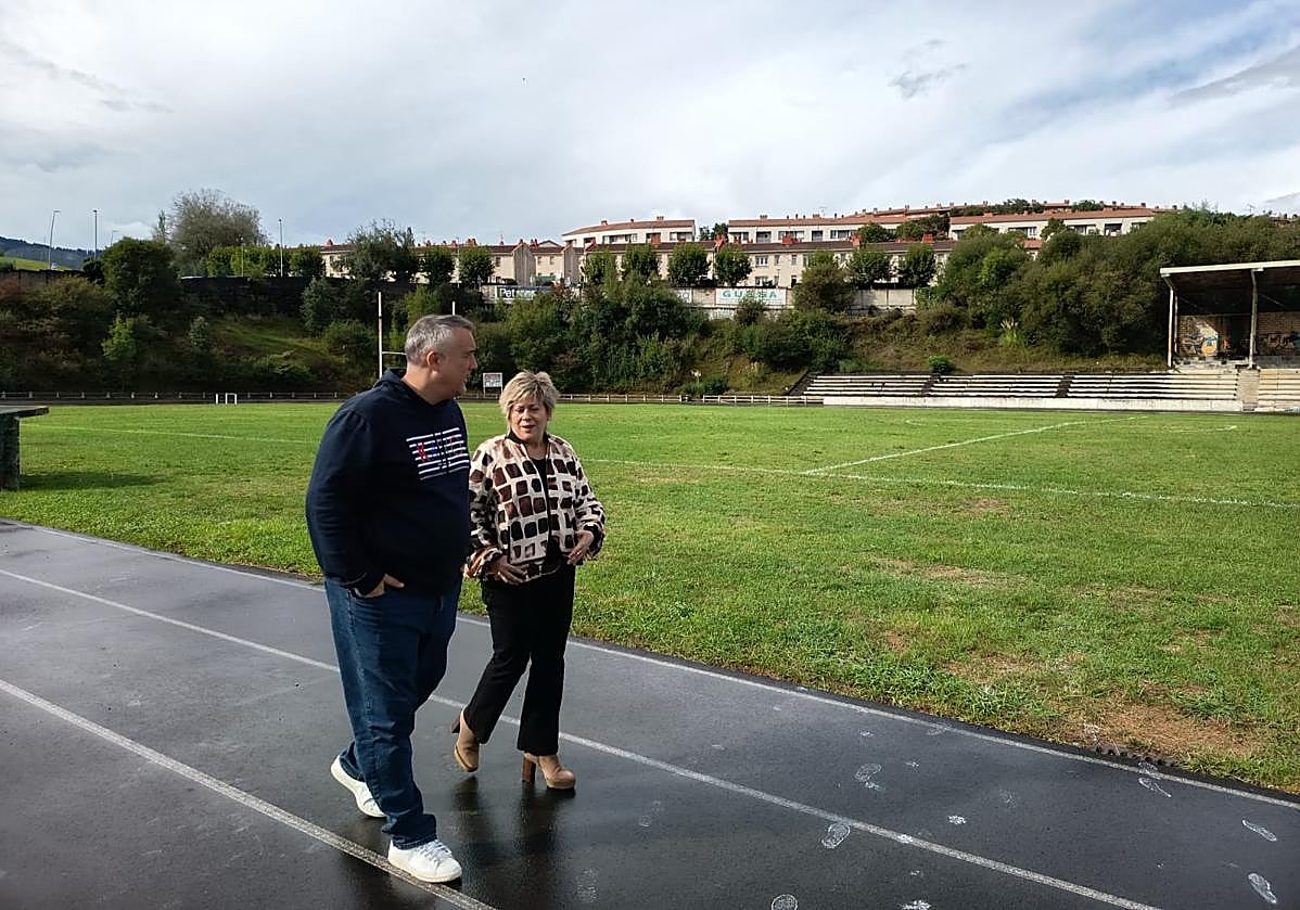 El alcalde, Iñaki Urrutia, y la edil de Desarrollo Económico, Maitana Martínez, visitan las instalaciones deportivas de Federico Valbuena.