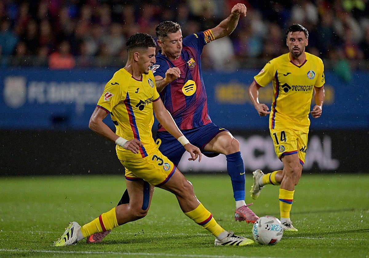 Abqar intenta dar un pase este domingo ante Lewandowski.