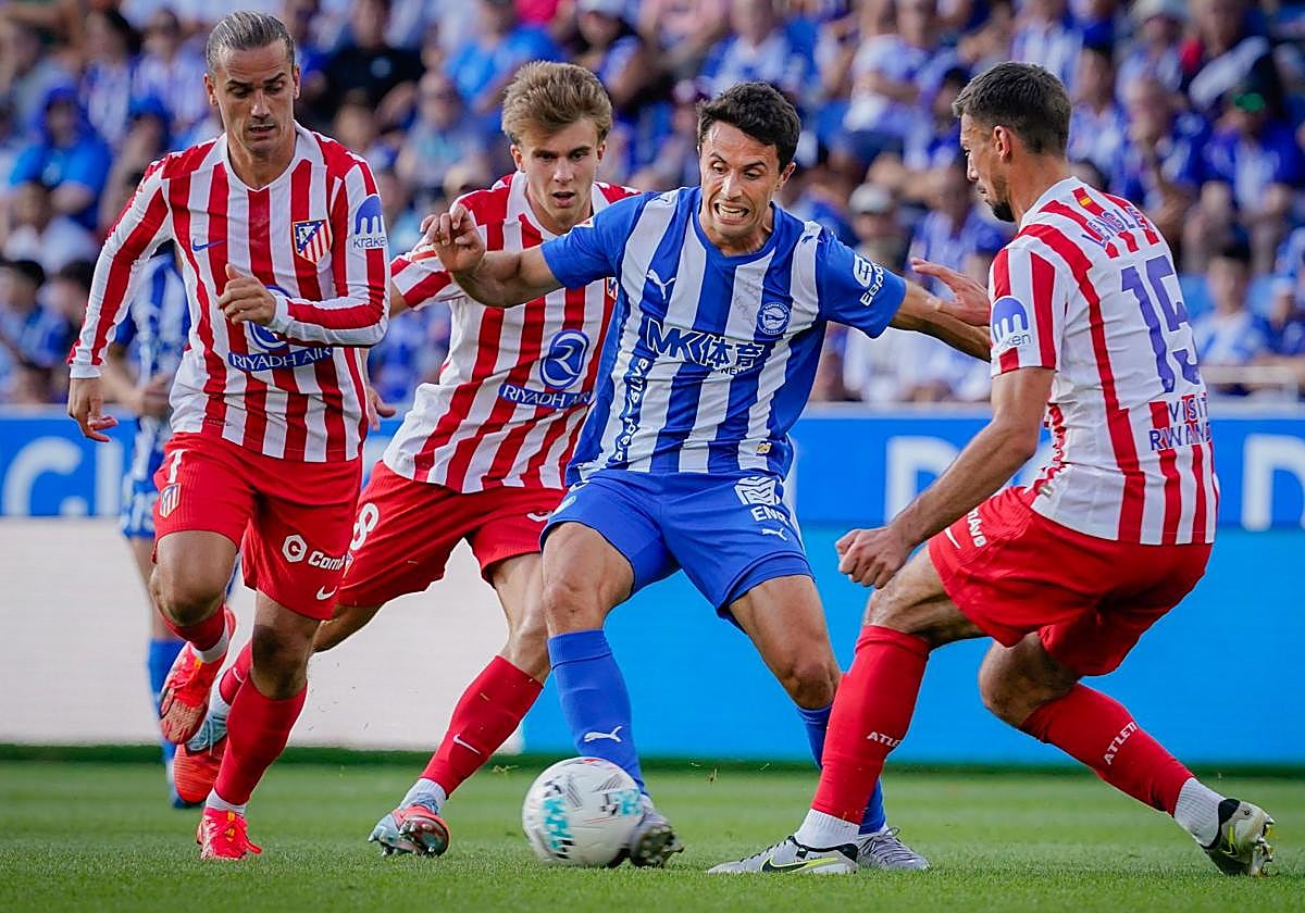 Guevara, sin minutos contra el Sevilla, busca superar a tres jugadores del Atlético de Madrid.