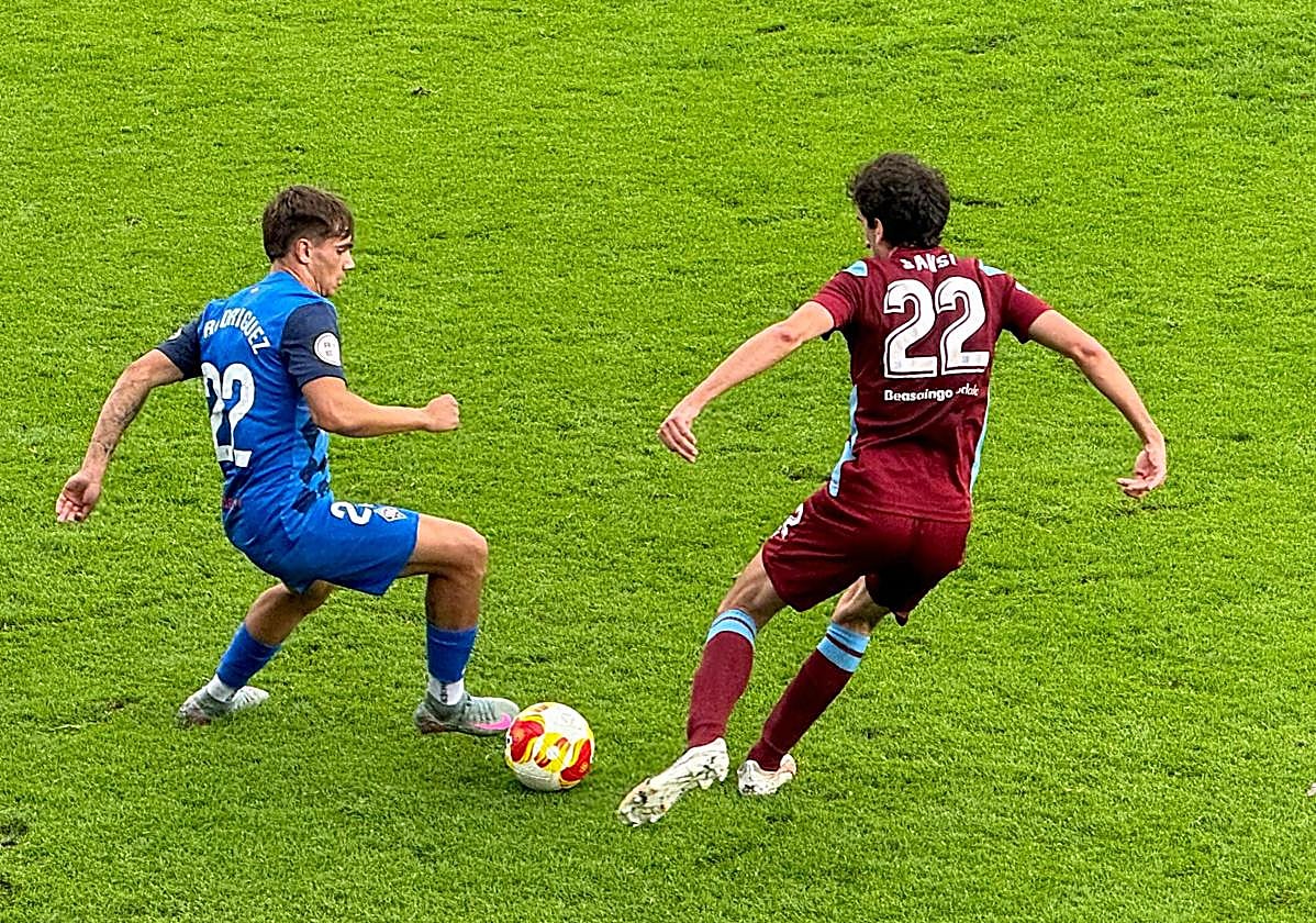 Hodei Rodríguez, en un lance del duelo de este domingo en Urritxe.