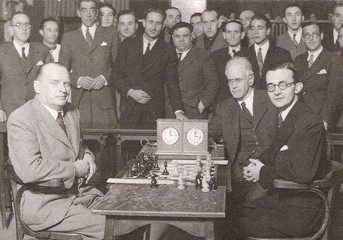 El fundador, Alberto Villate, contra el campeón Alekhine en 1944.