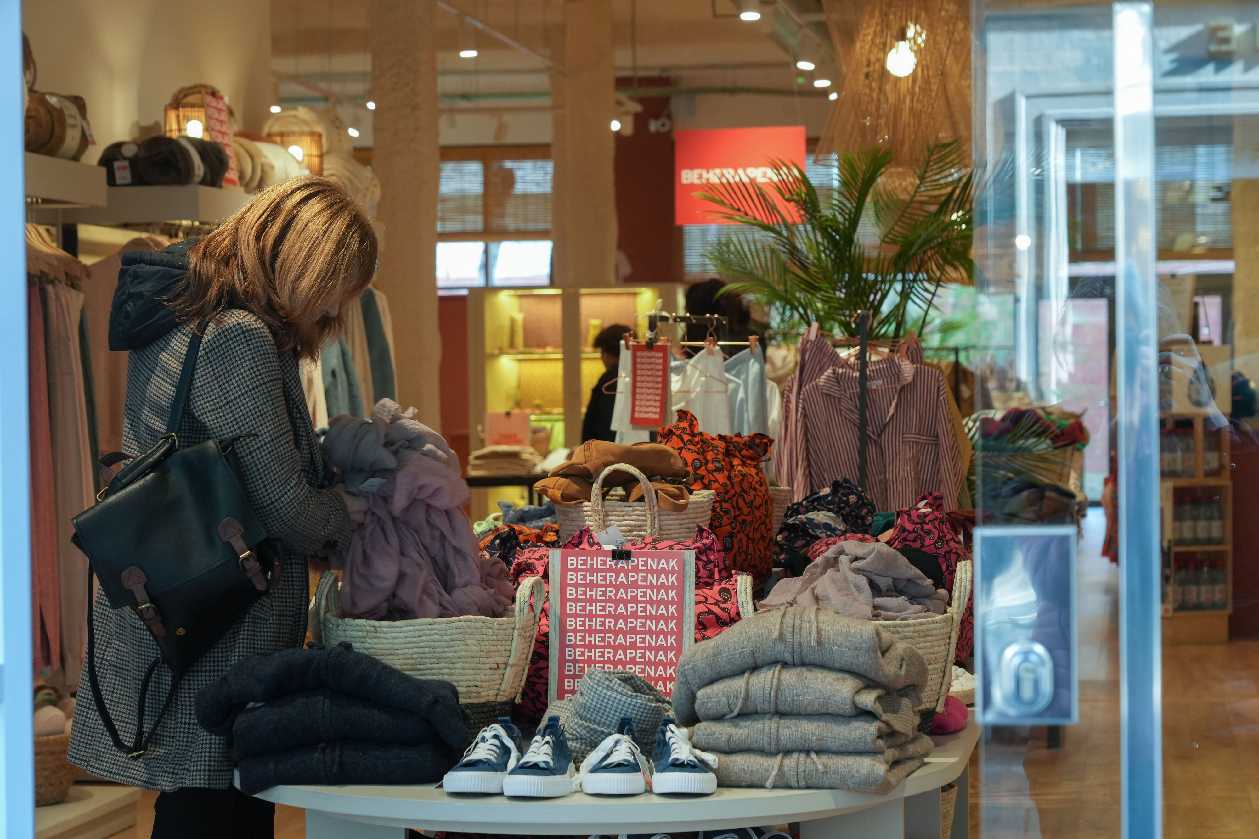 Un mujer compra en un comercio de Vitoria.