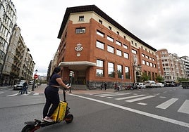 El edificio de Correos es obra de Secundino Zuazo, arquitecto bilbaíno al que la compañía postal dedico un sello en 1975.